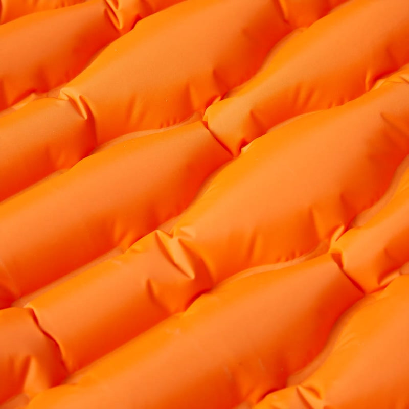 Selvoppblåsende campingmadrass med pute for 1 person oransje