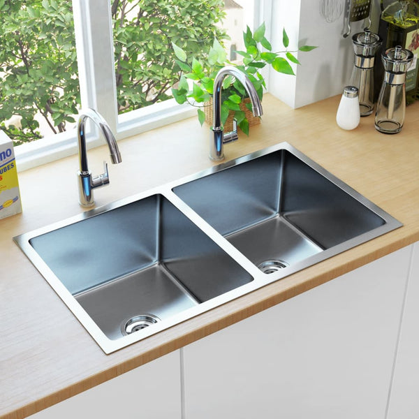Håndlaget kjøkkenvask med sil rustfritt stål